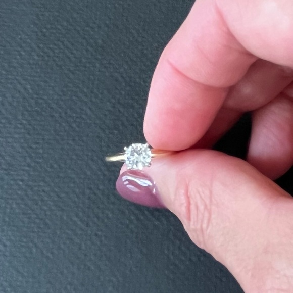 .9 carat solitaire diamond. Set in platinum with a 14k yellow gold band. - Picture 5 of 9